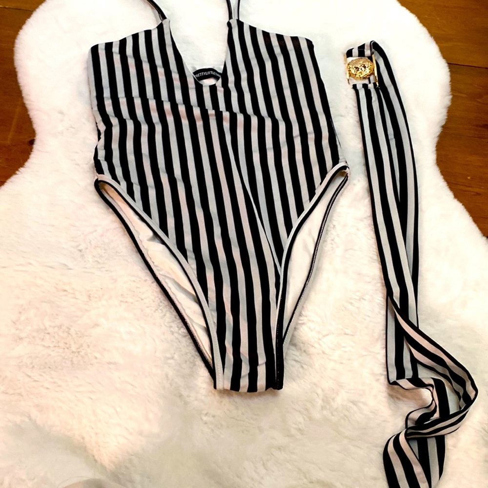 Prettylittlething one pice swimsuit with matching belt size us4!!❤️❤️